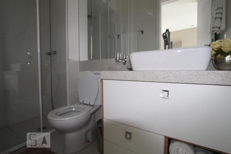 Banheiro de kitnet/studio para alugar com 1 quarto, 30m² em Santa Quitéria, Curitiba