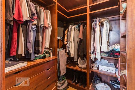 Casa à venda com 336m², 4 quartos e 2 vagas Casa à venda com 336m², 4 quartos e 2 vagasCloset