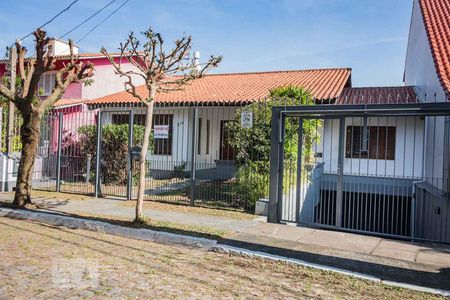 Casa à venda com 336m², 4 quartos e 2 vagas Casa à venda com 336m², 4 quartos e 2 vagasFachada