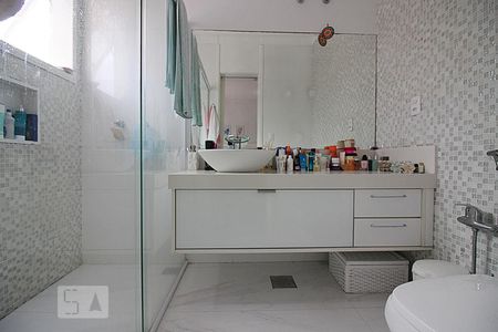 Casa de condomínio à venda com 175m², 4 quartos e 4 vagasBanheiro da Suíte 1