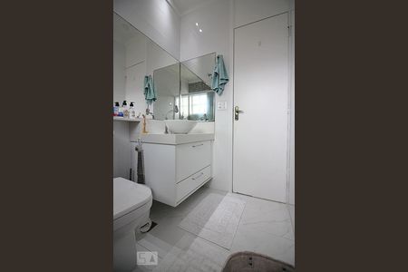 Casa de condomínio à venda com 175m², 4 quartos e 4 vagasBanheiro da Suíte 2