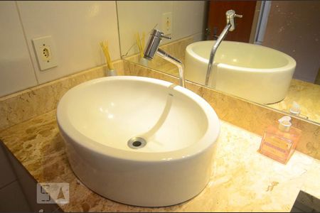 Casa de condomínio à venda com 64m², 2 quartos e 2 vagasBanheiro