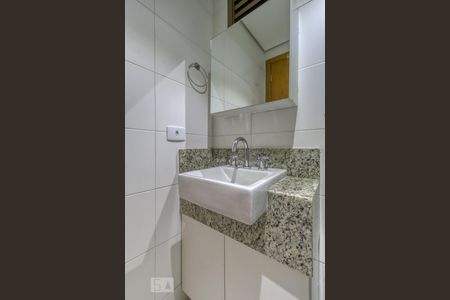 Banheiro de kitnet/studio para alugar com 1 quarto, 46m² em Centro, Curitiba