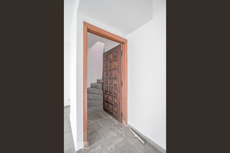 Casa para alugar com 342m², 3 quartos e 2 vagas Casa para alugar com 342m², 3 quartos e 2 vagasEscada para o Salão 2