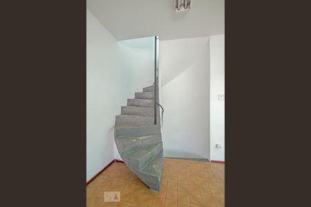 Casa para alugar com 342m², 3 quartos e 2 vagas Casa para alugar com 342m², 3 quartos e 2 vagasEscada para o Salão 3