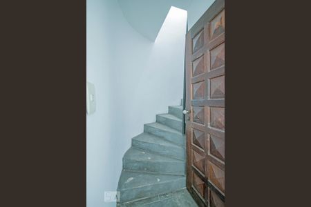 Casa para alugar com 342m², 3 quartos e 2 vagas Casa para alugar com 342m², 3 quartos e 2 vagasEscada para o Salão 2