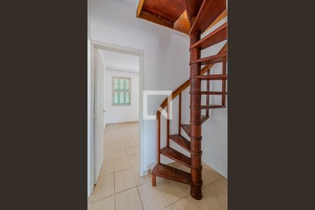 Casa à venda com 200m², 4 quartos e 2 vagasEscada