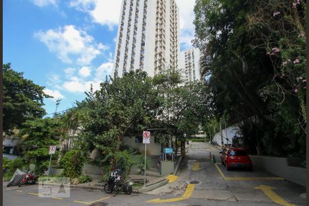 Apartamento para alugar com 80m², 3 quartos e 1 vagaFachada do Condomínio