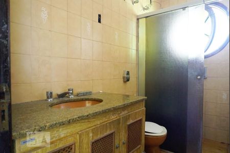 Casa à venda com 250m², 3 quartos e 6 vagasBanheiro da Suíte