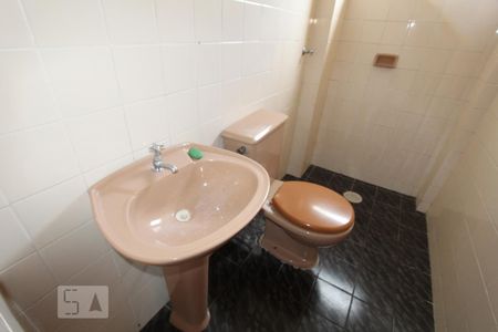 Banheiro de apartamento para alugar com 1 quarto, 33m² em Batel, Curitiba
