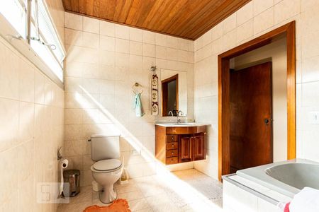 Casa à venda com 500m², 5 quartos e 3 vagasBanheiro quarto 1