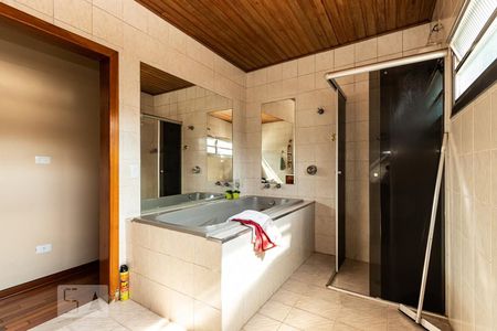 Casa à venda com 500m², 5 quartos e 3 vagasBanheiro quarto 1