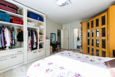 Casa à venda com 336m², 5 quartos e 3 vagasQuarto 2 - Suíte