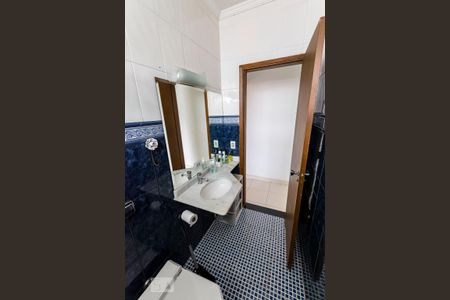 Casa à venda com 336m², 5 quartos e 3 vagasEdícula - Banheiro