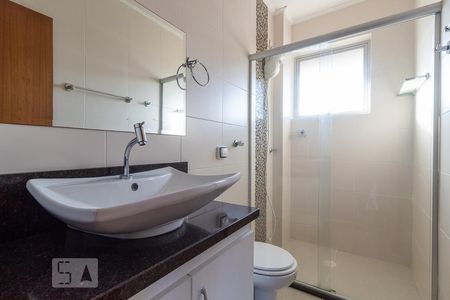 Banheiro de apartamento à venda com 1 quarto, 43m² em Santa Maria Goretti, Porto Alegre