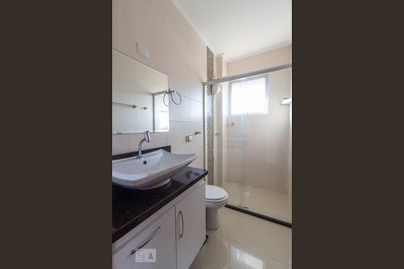Banheiro de apartamento à venda com 1 quarto, 43m² em Santa Maria Goretti, Porto Alegre