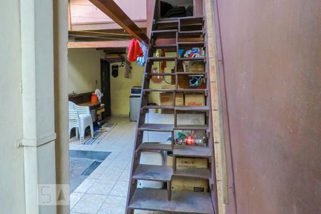 Casa à venda com 170m², 3 quartos e 2 vagasEscada para comodo