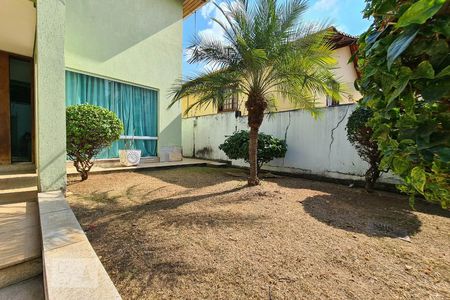 Casa à venda com 100m², 4 quartos e 11 vagas Casa à venda com 100m², 4 quartos e 11 vagasQuintal