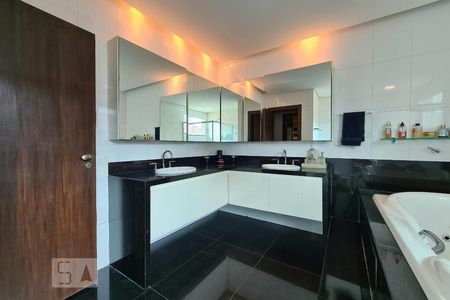 Casa à venda com 100m², 4 quartos e 11 vagas Casa à venda com 100m², 4 quartos e 11 vagasBanheiro Suíte 1