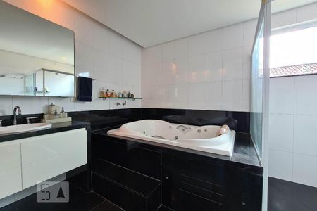 Casa à venda com 100m², 4 quartos e 11 vagas Casa à venda com 100m², 4 quartos e 11 vagasBanheiro Suíte 1