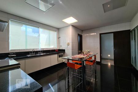 Casa à venda com 100m², 4 quartos e 11 vagas Casa à venda com 100m², 4 quartos e 11 vagasCozinha