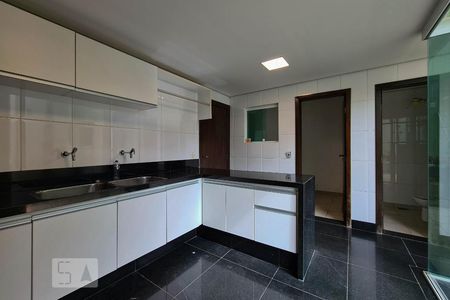 Casa à venda com 100m², 4 quartos e 11 vagas Casa à venda com 100m², 4 quartos e 11 vagasÁrea de Serviço