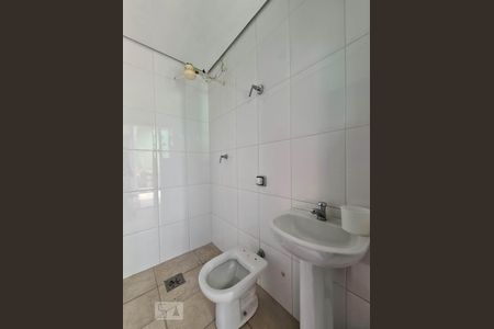 Casa à venda com 100m², 4 quartos e 11 vagas Casa à venda com 100m², 4 quartos e 11 vagasBanheiro de Serviço