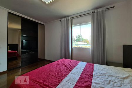 Casa à venda com 100m², 4 quartos e 11 vagas Casa à venda com 100m², 4 quartos e 11 vagasSuíte 4