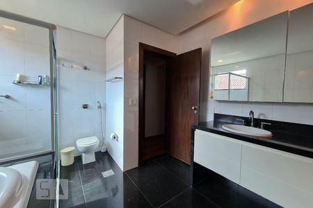 Casa à venda com 100m², 4 quartos e 11 vagas Casa à venda com 100m², 4 quartos e 11 vagasBanheiro Suíte 1