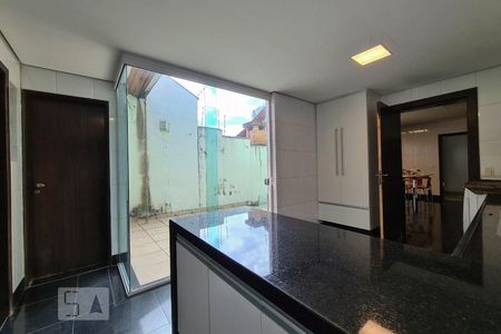 Casa à venda com 100m², 4 quartos e 11 vagas Casa à venda com 100m², 4 quartos e 11 vagasÁrea de Serviço