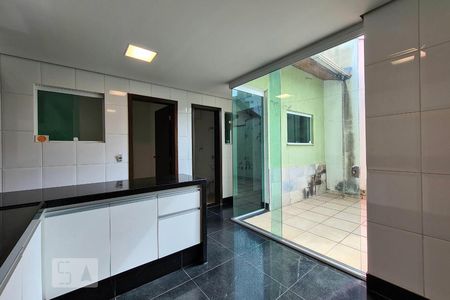 Casa à venda com 100m², 4 quartos e 11 vagas Casa à venda com 100m², 4 quartos e 11 vagasÁrea de Serviço