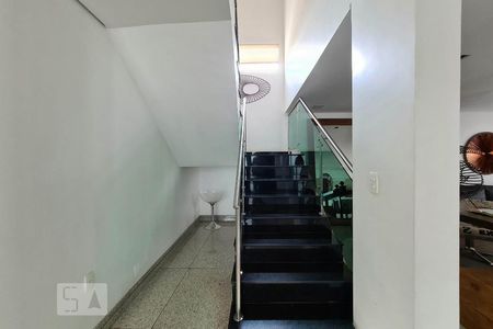 Casa à venda com 100m², 4 quartos e 11 vagas Casa à venda com 100m², 4 quartos e 11 vagasEscada