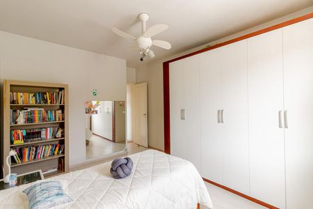 Casa à venda com 461m², 3 quartos e 4 vagas Casa à venda com 461m², 3 quartos e 4 vagasQuarto 2