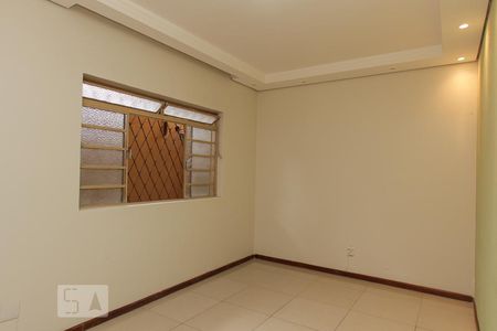 Sala de casa de condomínio à venda com 2 quartos, 90m² em Esplanada, Belo Horizonte