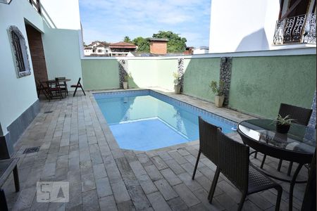 Casa de condomínio à venda com 330m², 4 quartos e 2 vagasPiscina