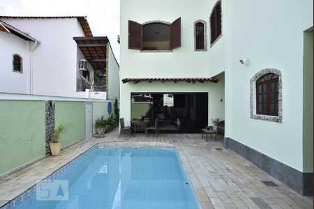 Casa de condomínio à venda com 330m², 4 quartos e 2 vagasPiscina