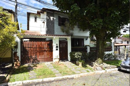 Casa de condomínio à venda com 330m², 4 quartos e 2 vagasFachada