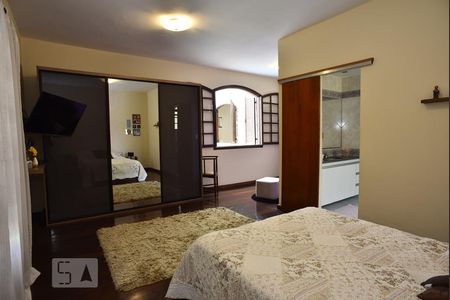 Casa de condomínio à venda com 330m², 4 quartos e 2 vagasSuíte