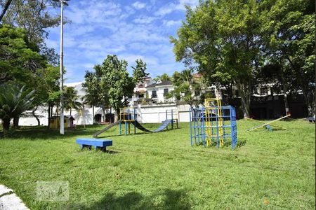 Casa de condomínio à venda com 330m², 4 quartos e 2 vagasÁrea Comum - Playground