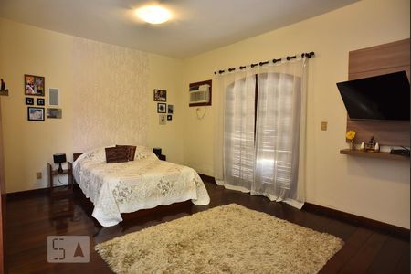 Casa de condomínio à venda com 330m², 4 quartos e 2 vagasSuíte