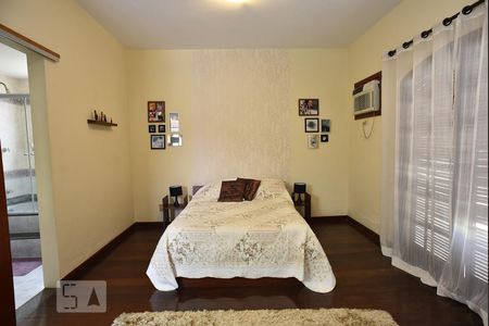 Casa de condomínio à venda com 330m², 4 quartos e 2 vagasSuíte