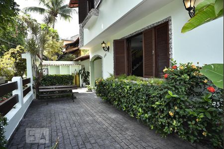 Casa de condomínio à venda com 330m², 4 quartos e 2 vagasFrente da Casa