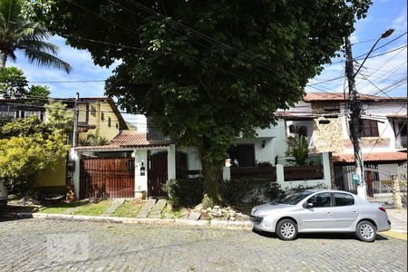 Casa de condomínio à venda com 330m², 4 quartos e 2 vagasFachada