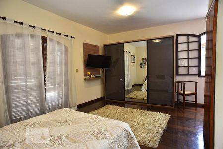 Casa de condomínio à venda com 330m², 4 quartos e 2 vagasSuíte