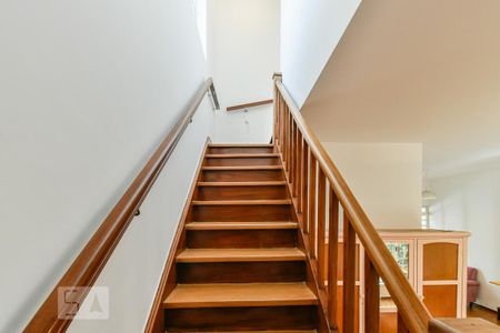Escadaria de casa para alugar com 3 quartos, 120m² em Pinheiros, São Paulo