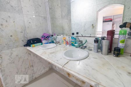 Casa à venda com 480m², 4 quartos e 6 vagasBanheiro da Suíte 3