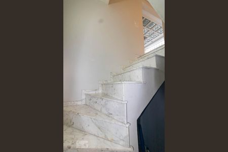 Casa à venda com 480m², 4 quartos e 6 vagasEscada da Garagem para Salas