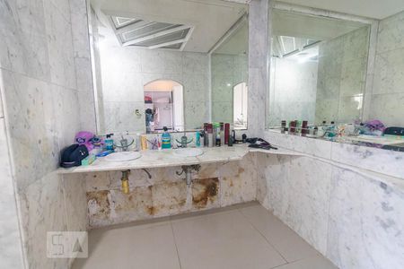 Casa à venda com 480m², 4 quartos e 6 vagasBanheiro da Suíte 3