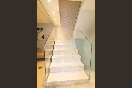 Casa à venda com 480m², 4 quartos e 6 vagasEscada