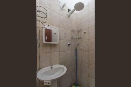Banheiro de casa de condomínio para alugar com 1 quarto, 37m² em Parque Independência, São Paulo